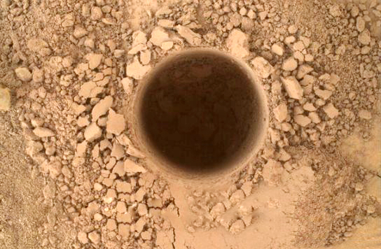 好奇号钻探火星首个全深度岩石钻孔 未来将登山