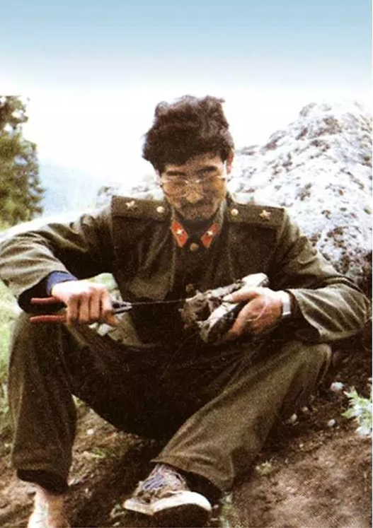1988年，王明孝执行首测友谊峰任务，外业条件艰苦，他用固定测旗的铁丝缝补裂开的军鞋