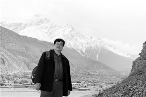 2015年4月琚宜文教授在尼泊尔喜马拉雅进行盆地地质调查与采样